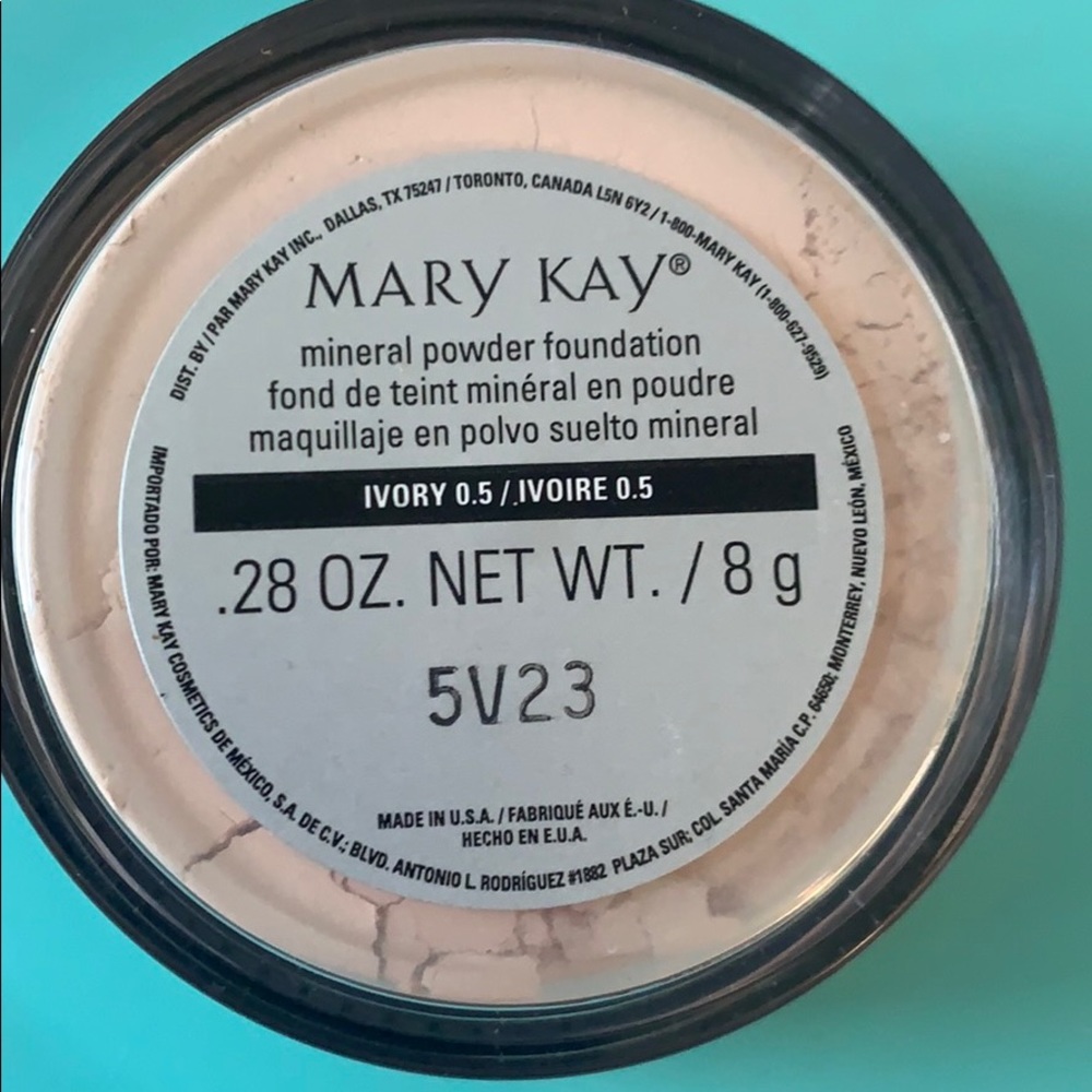 Mary Kay mineral powder foundation in ivory 0.5